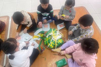 Bé đón Tết sang